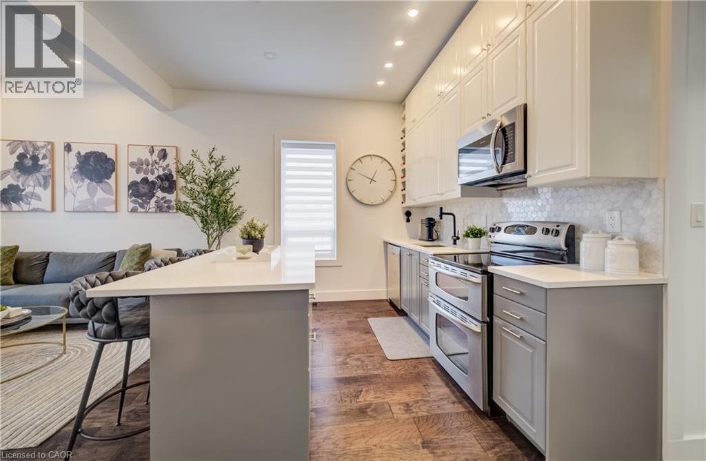 19 Cedar Street, Cambridge, ON - Indoor Photo Showing Kitchen