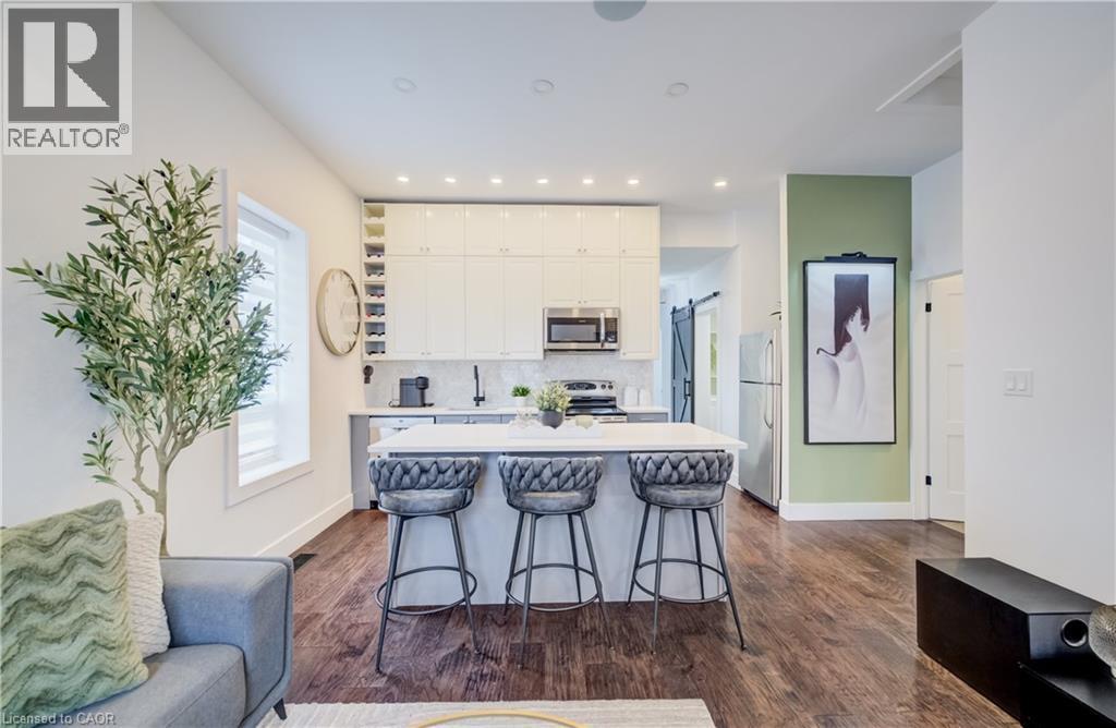 19 Cedar Street, Cambridge, ON - Indoor Photo Showing Kitchen