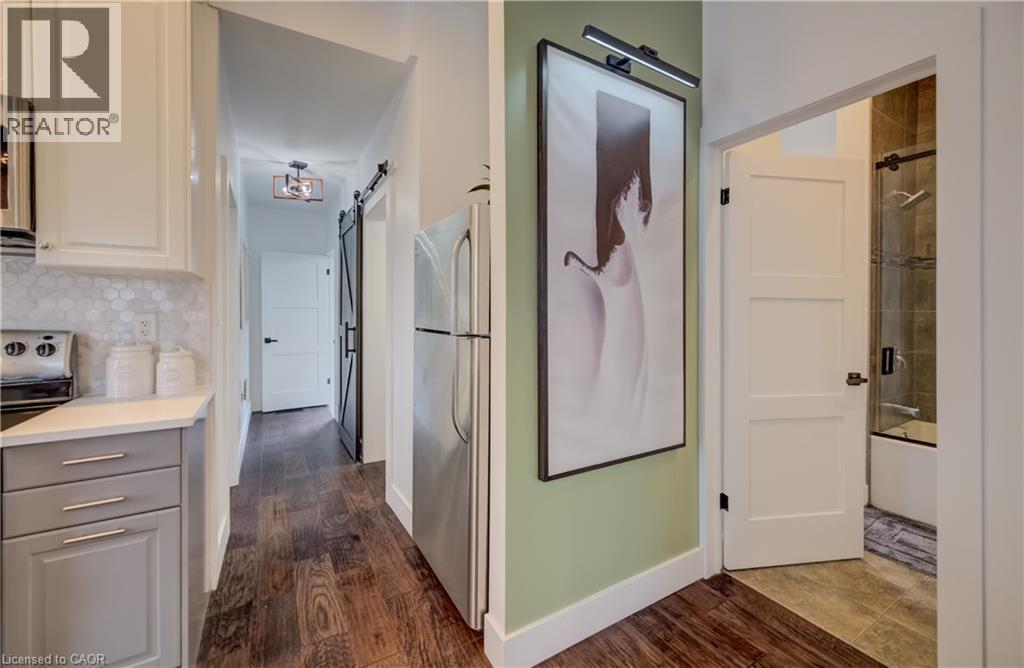 19 Cedar Street, Cambridge, ON - Indoor