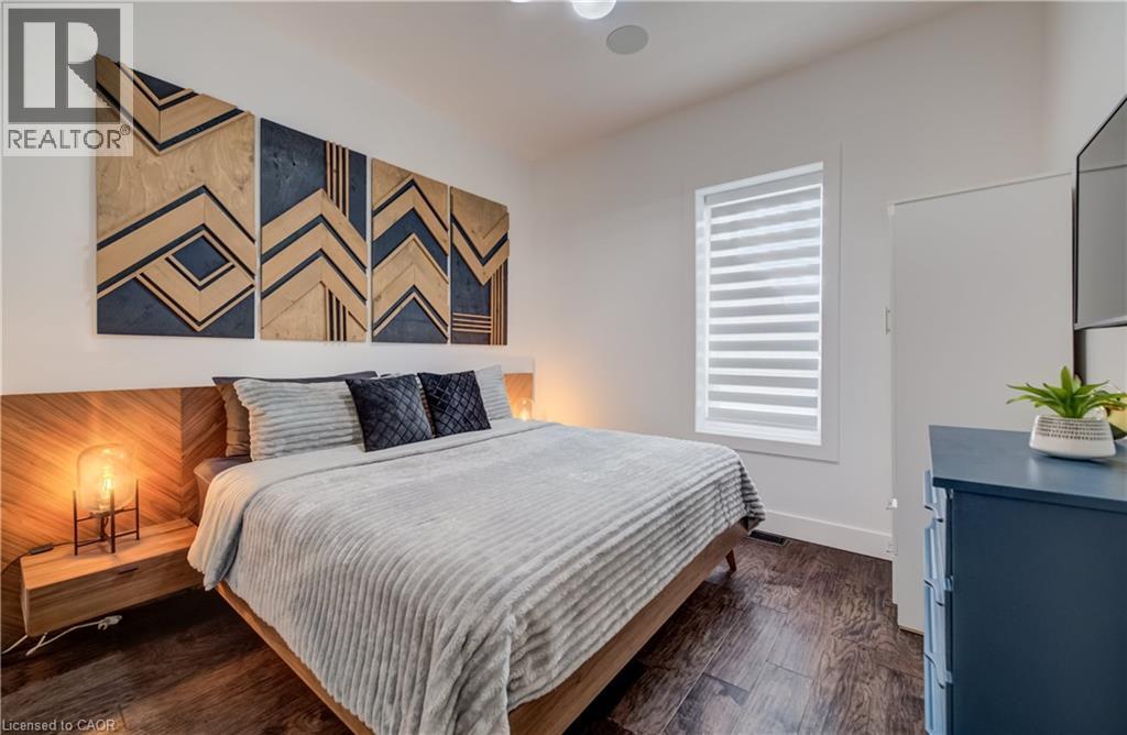 19 Cedar Street, Cambridge, ON - Indoor Photo Showing Bedroom