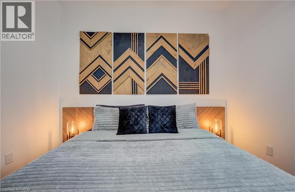 19 Cedar Street, Cambridge, ON - Indoor Photo Showing Bedroom