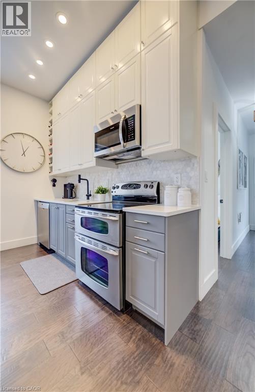 19 Cedar Street, Cambridge, ON - Indoor Photo Showing Kitchen