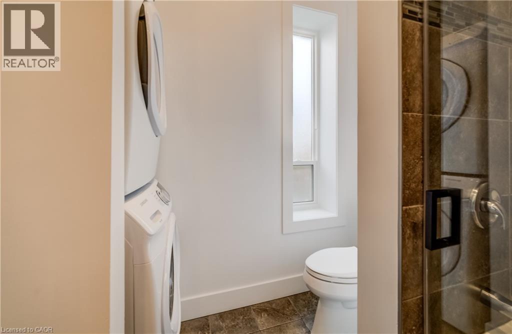 19 Cedar Street, Cambridge, ON - Indoor Photo Showing Bathroom