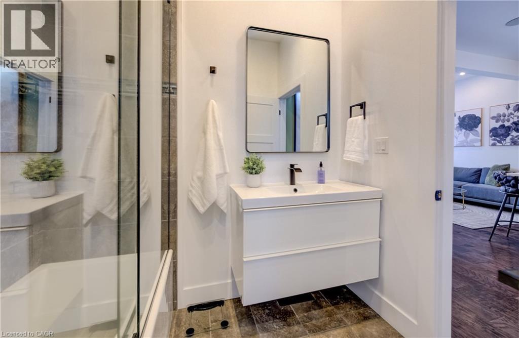 19 Cedar Street, Cambridge, ON - Indoor Photo Showing Bathroom