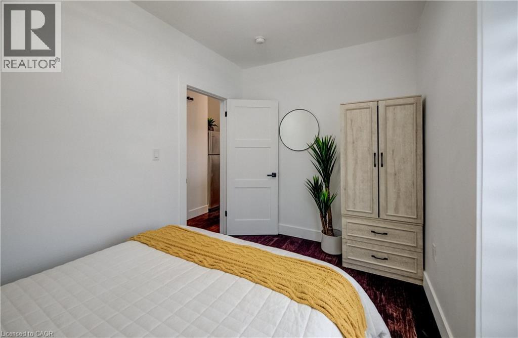 19 Cedar Street, Cambridge, ON - Indoor Photo Showing Bedroom