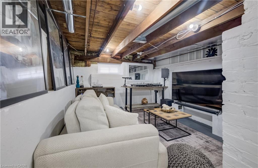 19 Cedar Street, Cambridge, ON - Indoor