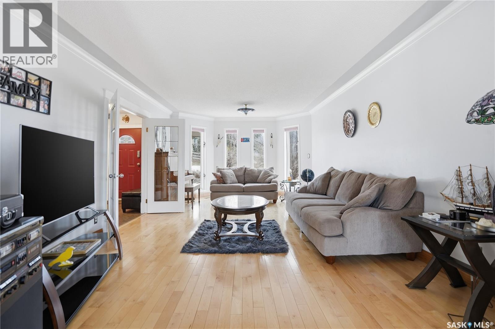 10 Meadow Bay, Lumsden, SK - Indoor Photo Showing Living Room