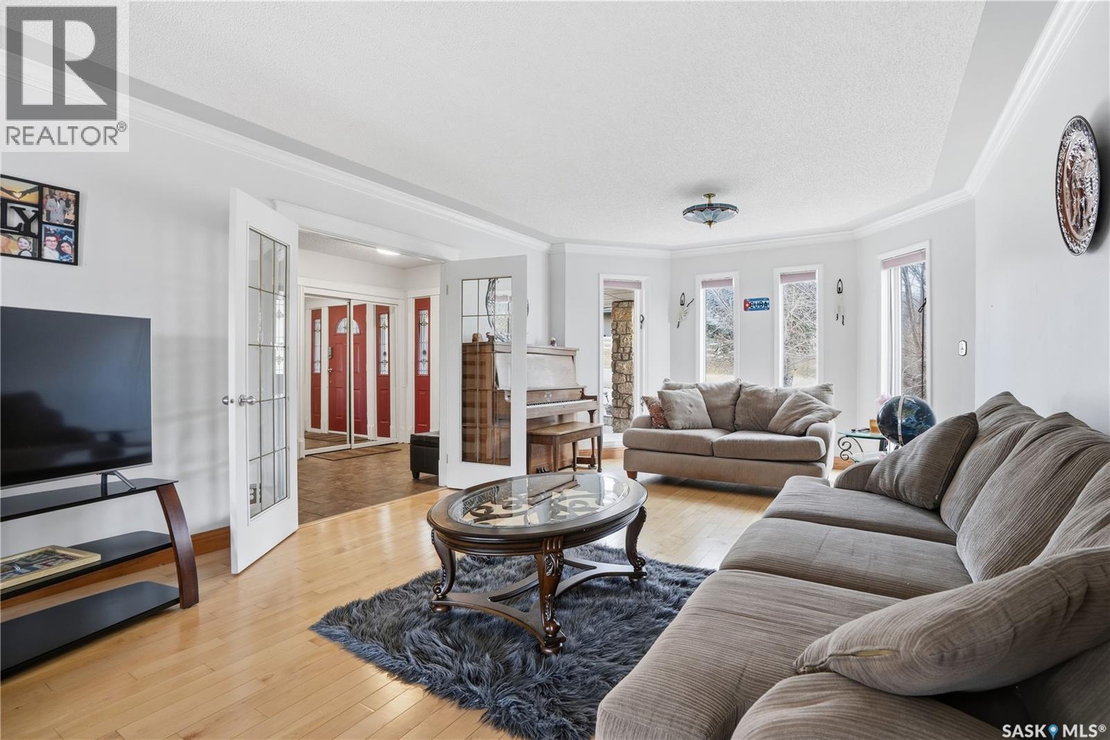 10 Meadow Bay, Lumsden, SK - Indoor Photo Showing Living Room
