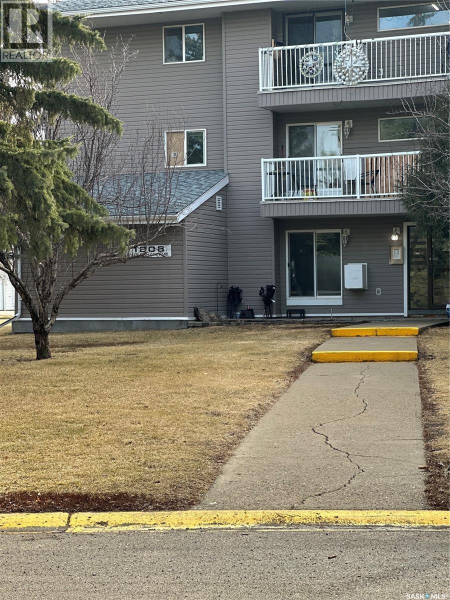 302 1808 Eaglesham Avenue, Weyburn, SK - Outdoor