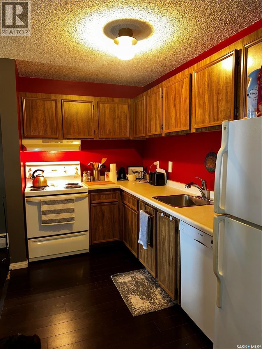302 1808 Eaglesham Avenue, Weyburn, SK - Indoor Photo Showing Kitchen