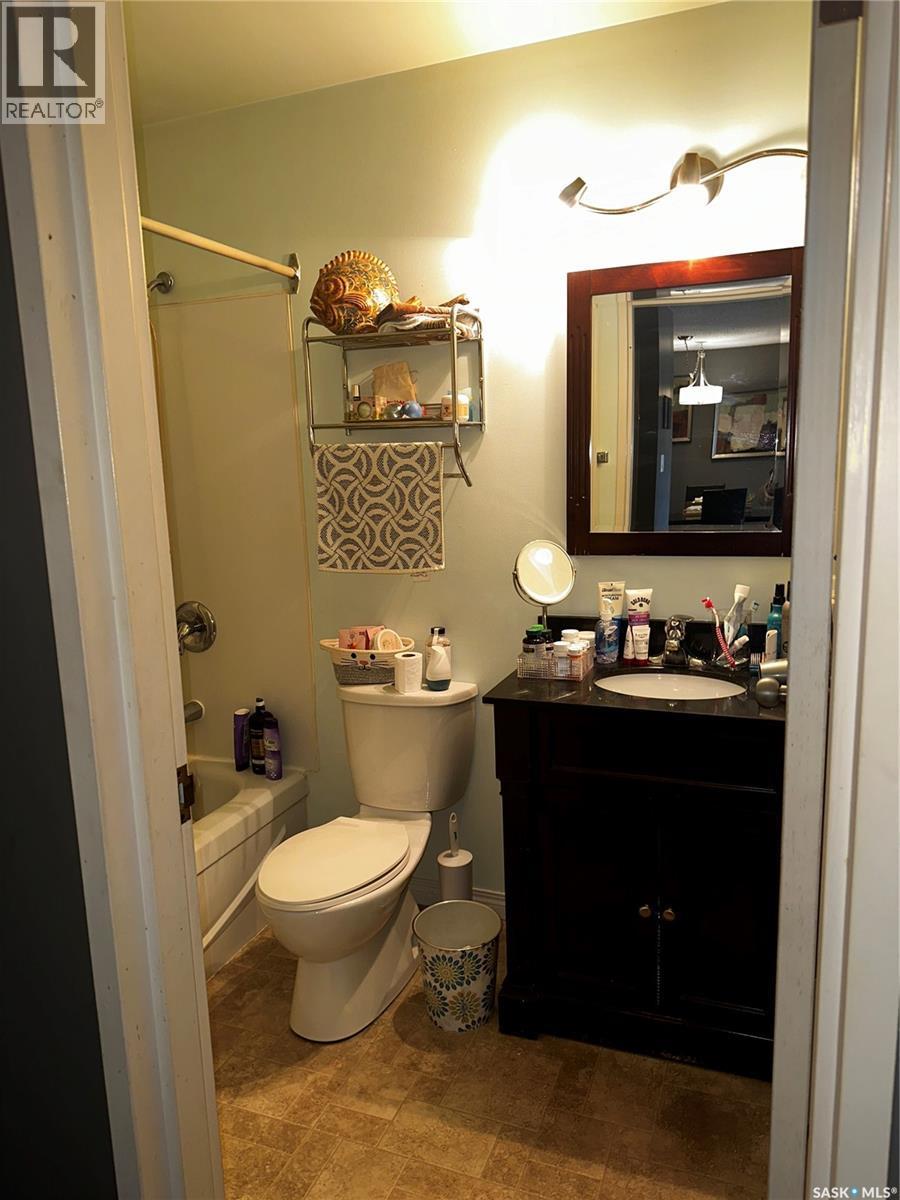 302 1808 Eaglesham Avenue, Weyburn, SK - Indoor Photo Showing Bathroom