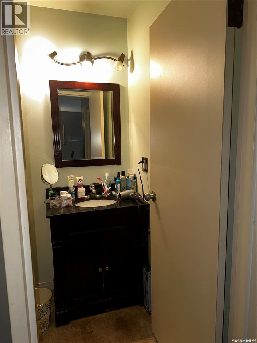 302 1808 Eaglesham Avenue, Weyburn, SK - Indoor Photo Showing Bathroom