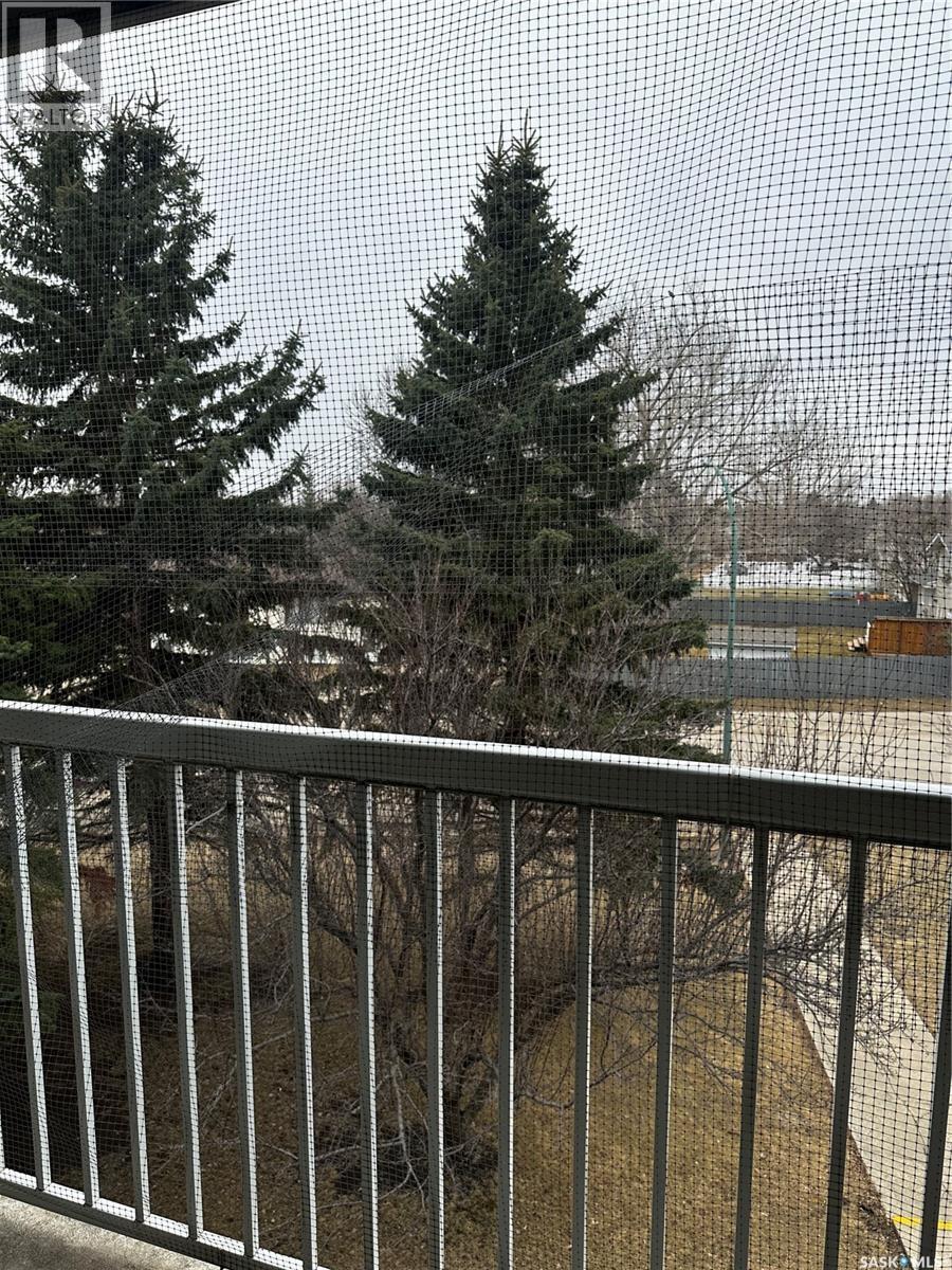 302 1808 Eaglesham Avenue, Weyburn, SK - Outdoor