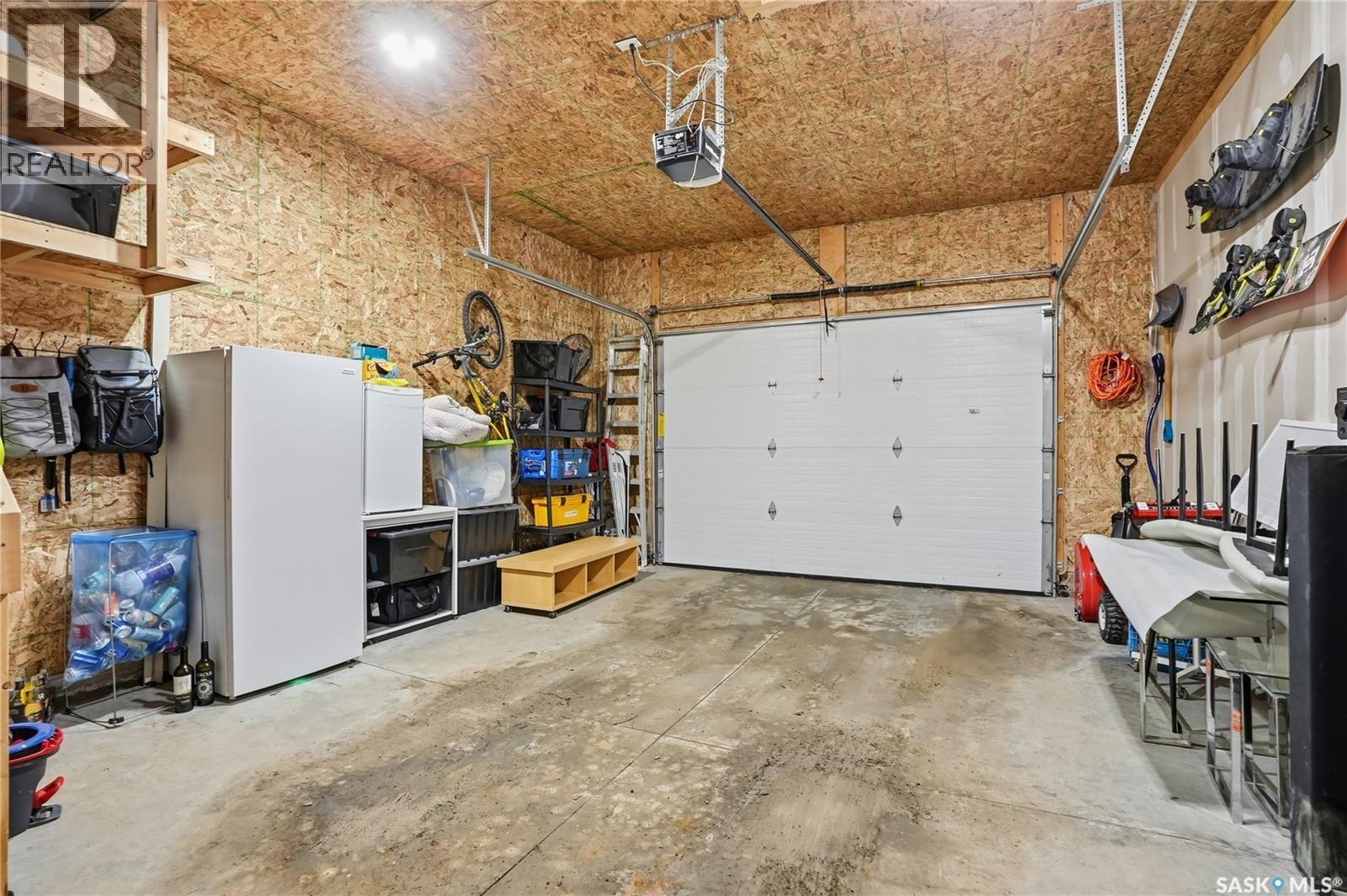 527 Maple Crescent, Warman, SK - Indoor Photo Showing Garage