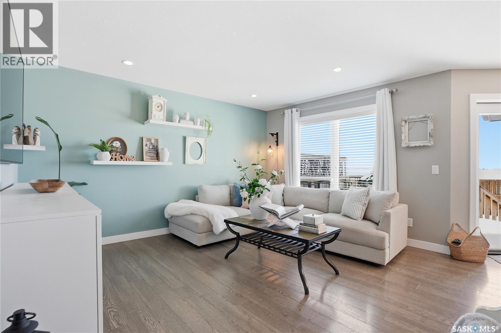 527 Maple Crescent, Warman, SK - Indoor Photo Showing Living Room