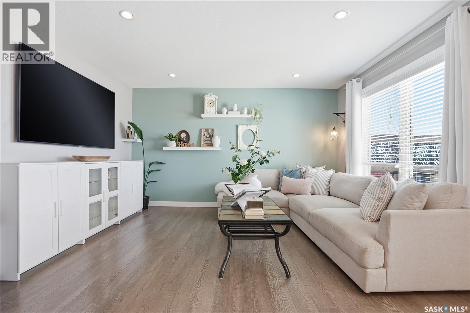 527 Maple Crescent, Warman, SK - Indoor Photo Showing Living Room