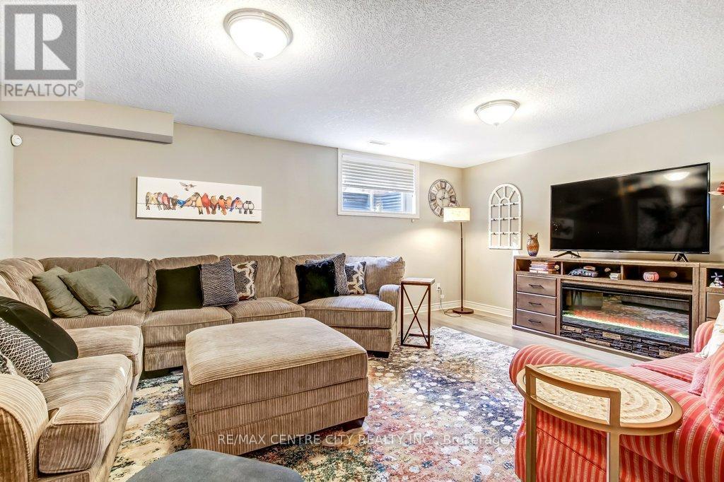 67 Peach Tree Boulevard, St. Thomas, ON - Indoor Photo Showing Living Room