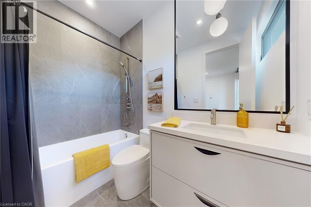 977 Gorton Avenue, Burlington, ON - Indoor Photo Showing Bathroom