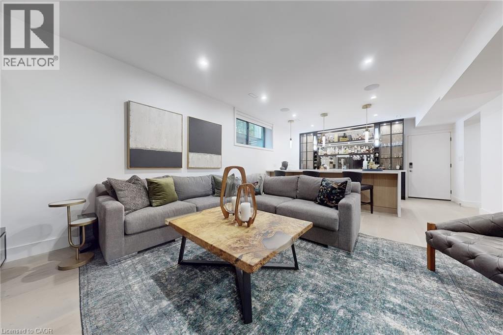 977 Gorton Avenue, Burlington, ON - Indoor Photo Showing Living Room