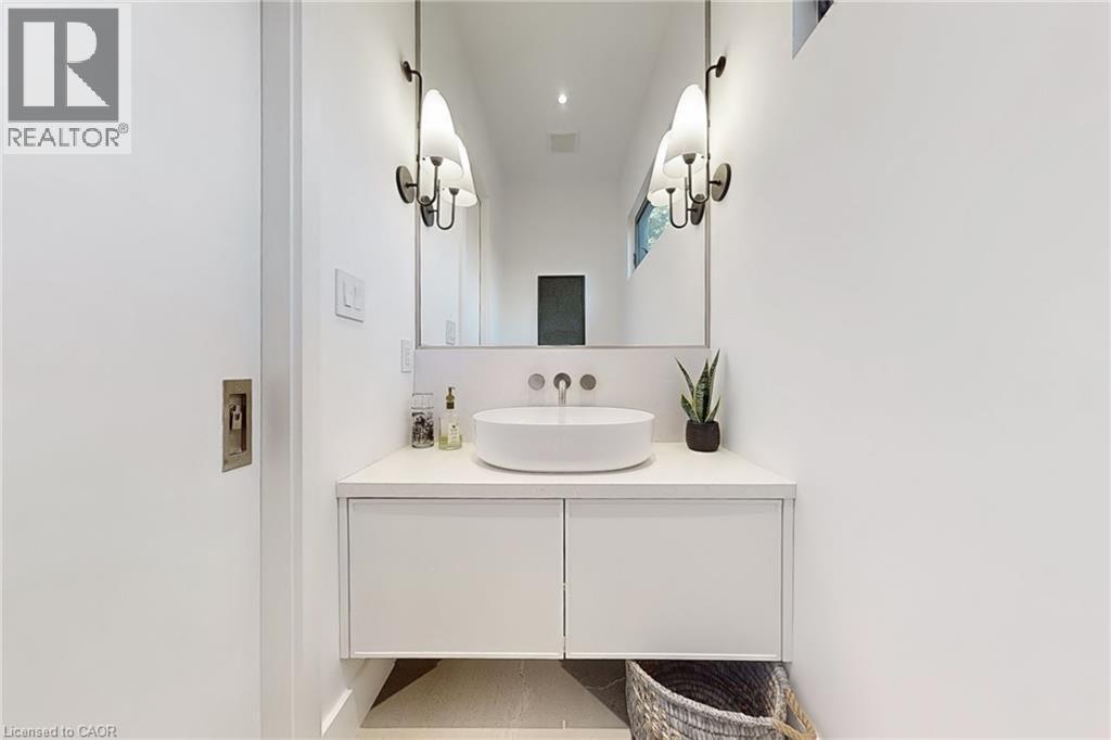 977 Gorton Avenue, Burlington, ON - Indoor Photo Showing Bathroom