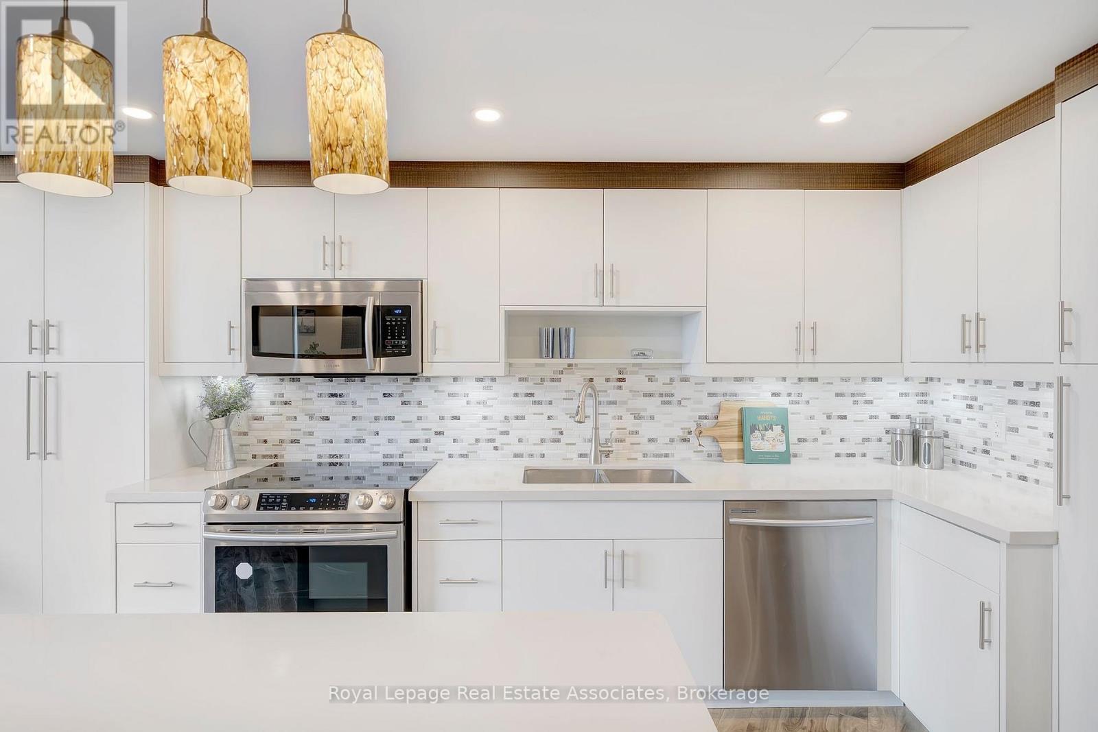 1406 - 335 Mill Road, Toronto, ON - Indoor Photo Showing Kitchen With Upgraded Kitchen