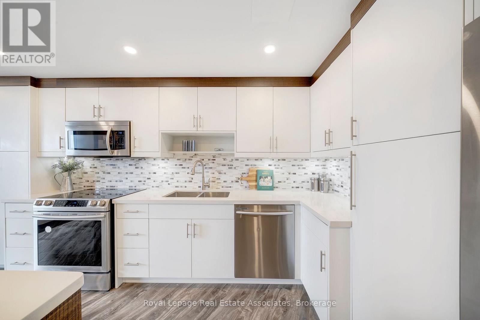1406 - 335 Mill Road, Toronto, ON - Indoor Photo Showing Kitchen With Upgraded Kitchen