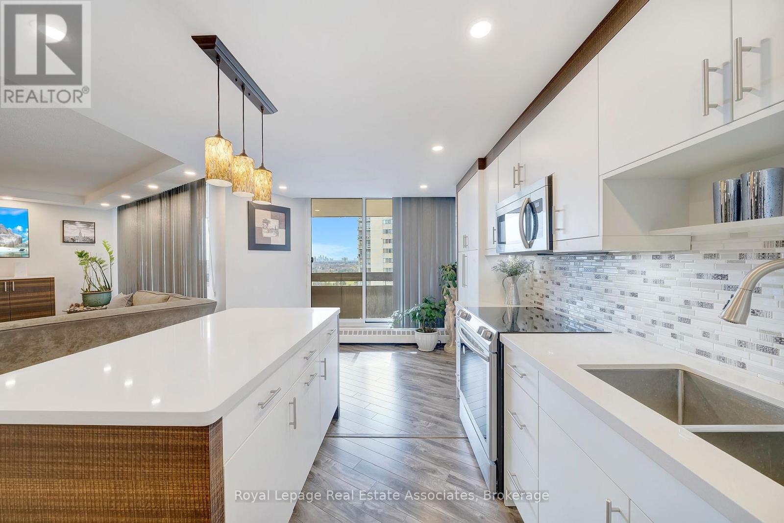 1406 - 335 Mill Road, Toronto, ON - Indoor Photo Showing Kitchen With Upgraded Kitchen