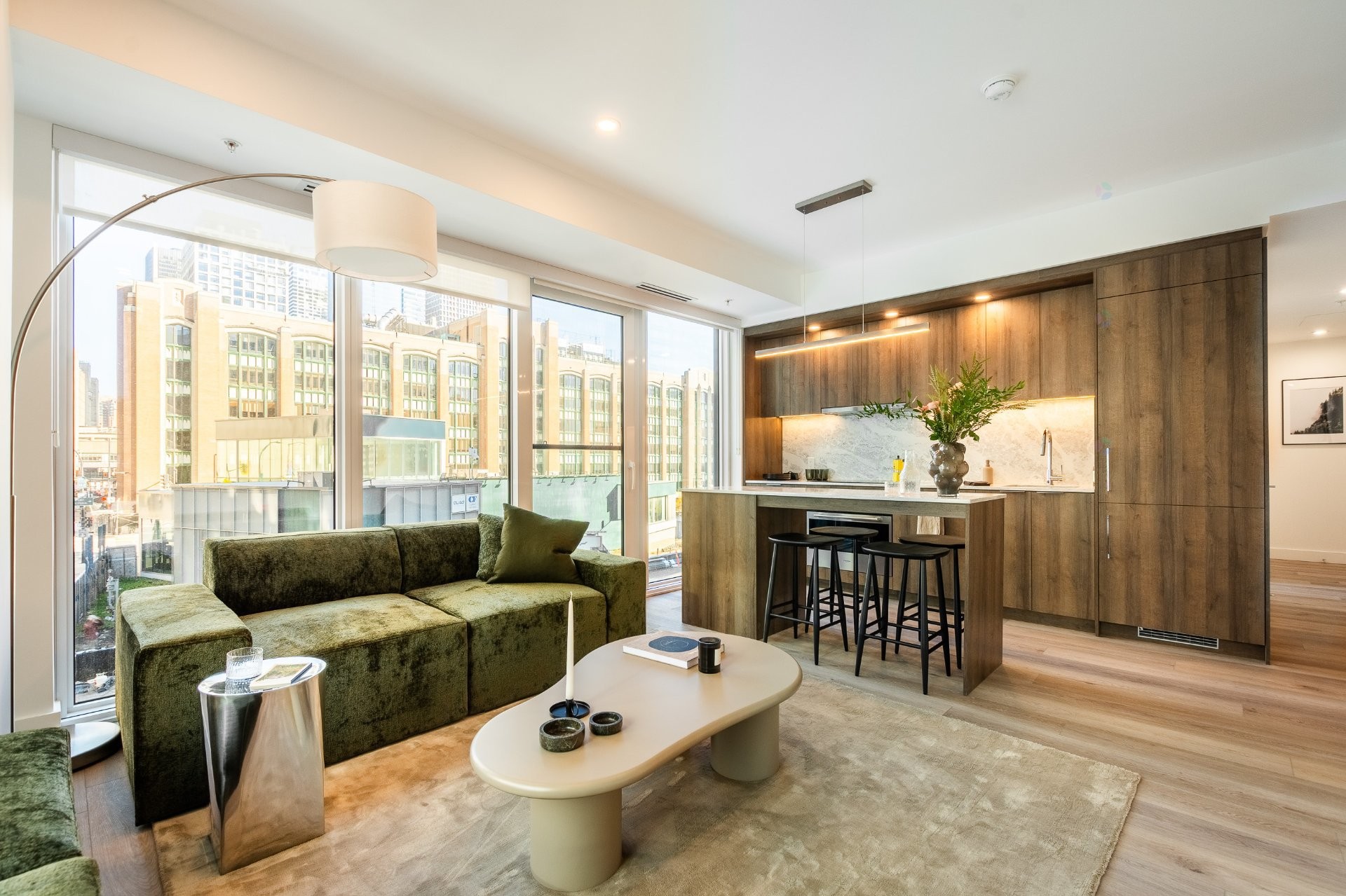 Overall view - 617-1114 Rue St-Antoine O., Montréal (Ville-Marie), QC - Indoor Photo Showing Living Room