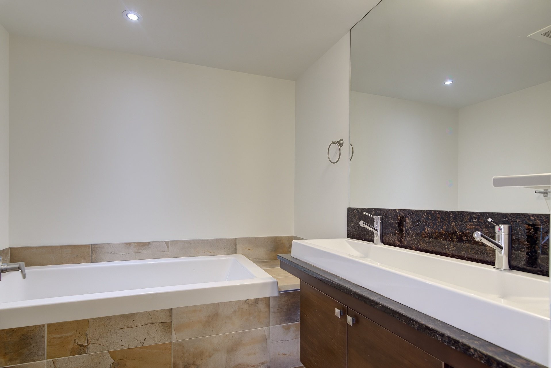 Bathroom - 704-801 Rue De La Commune E., Montréal (Ville-Marie), QC - Indoor Photo Showing Bathroom