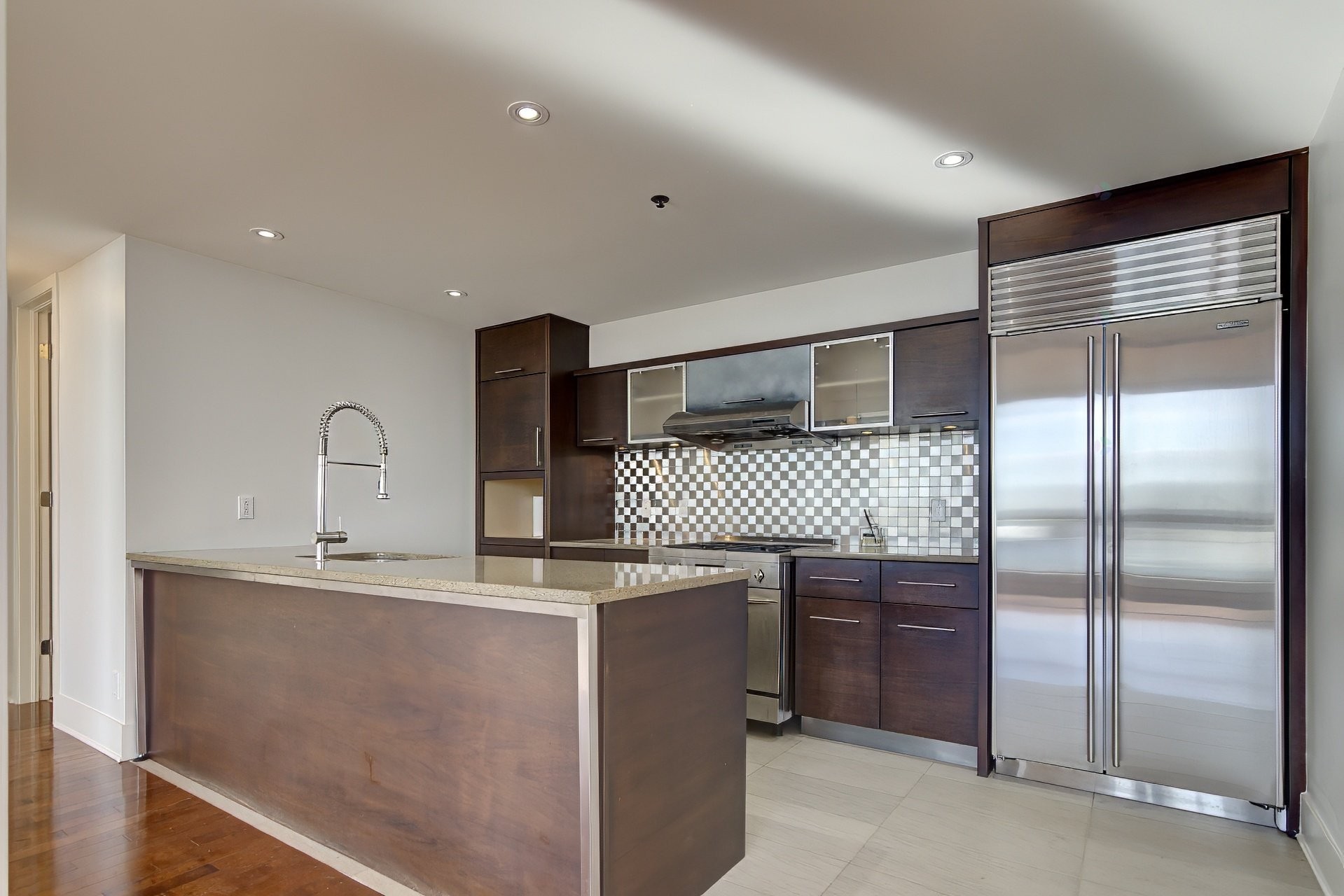 Kitchen - 704-801 Rue De La Commune E., Montréal (Ville-Marie), QC - Indoor Photo Showing Kitchen With Upgraded Kitchen