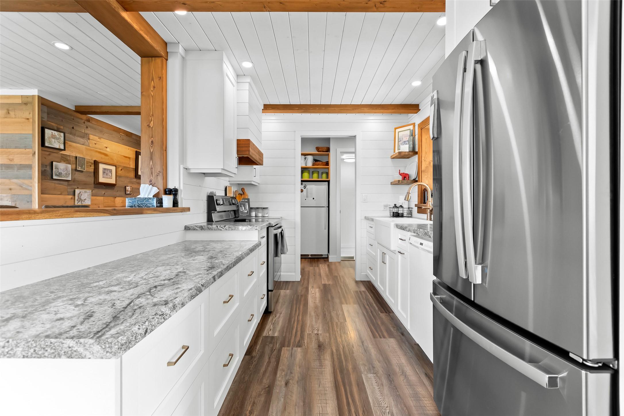 3955 46Th Street, Creston, BC - Indoor Photo Showing Kitchen With Upgraded Kitchen