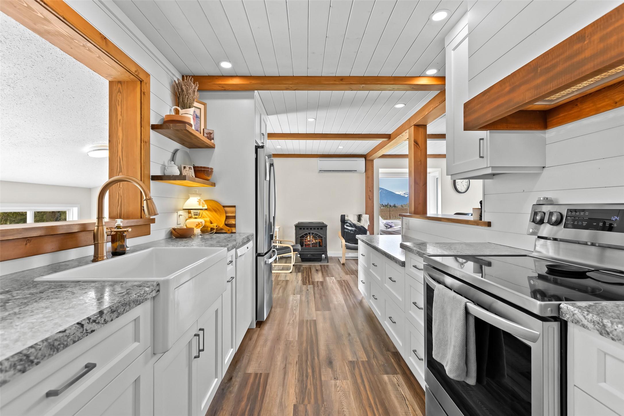 3955 46Th Street, Creston, BC - Indoor Photo Showing Kitchen With Upgraded Kitchen