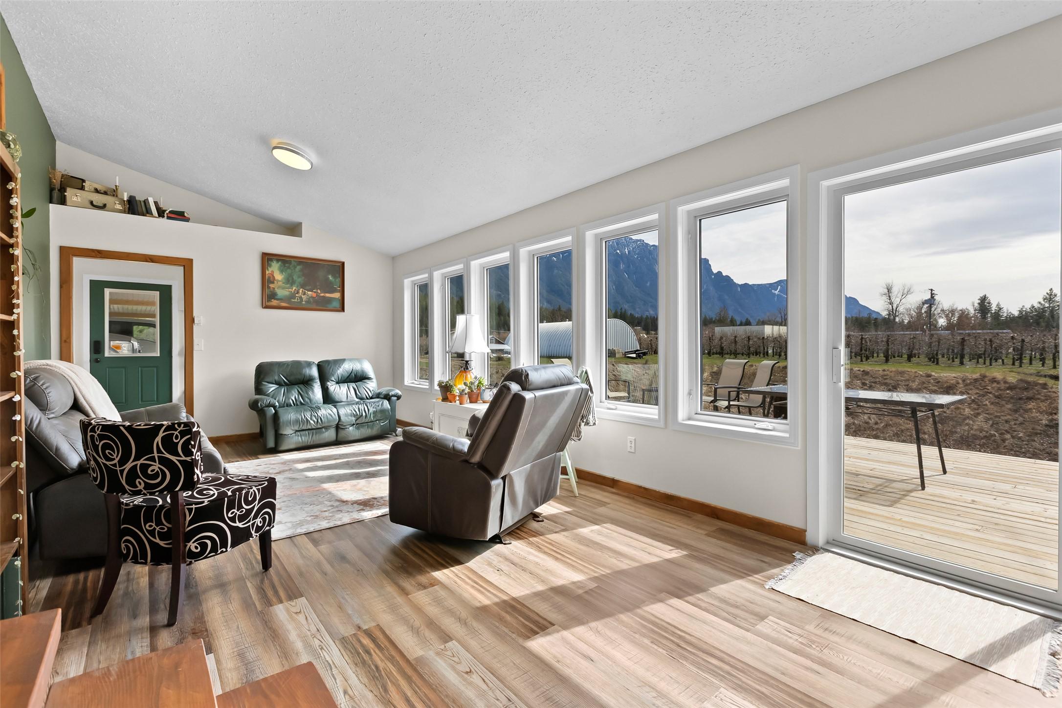 3955 46Th Street, Creston, BC - Indoor Photo Showing Living Room