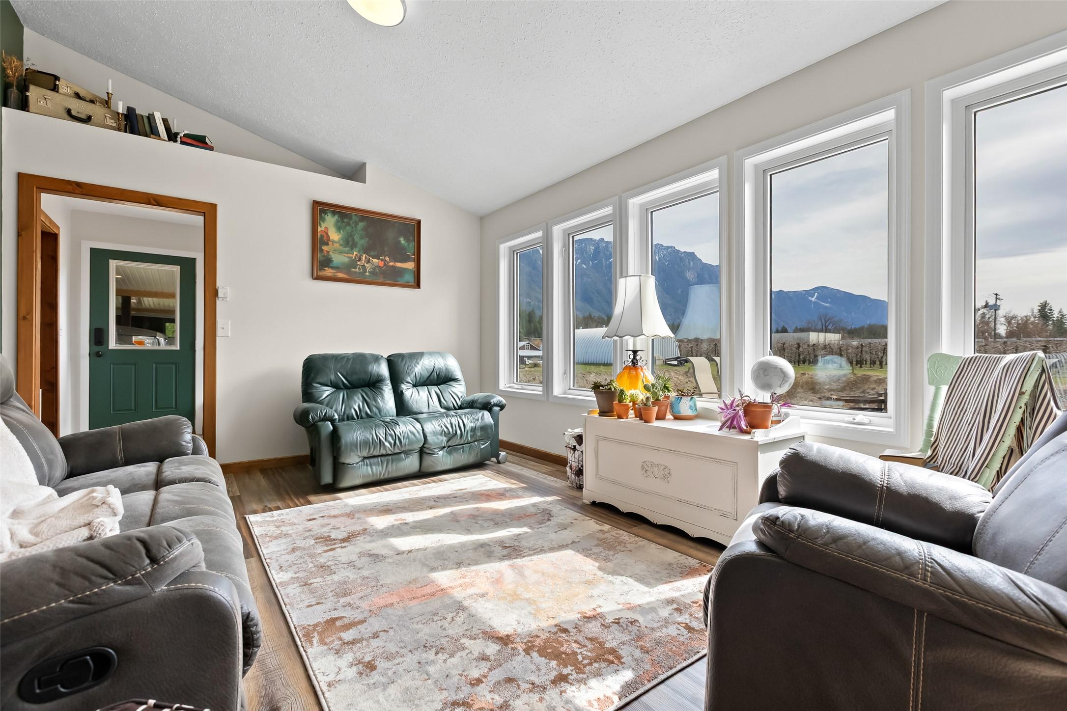 3955 46Th Street, Creston, BC - Indoor Photo Showing Living Room