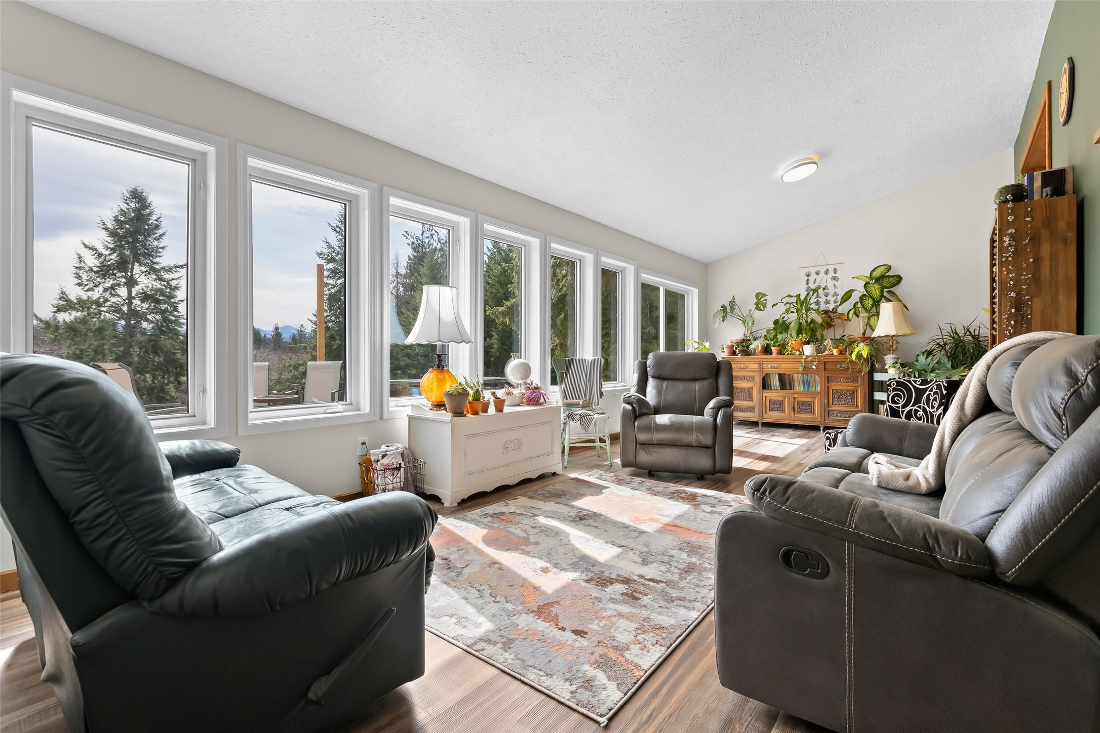 3955 46Th Street, Creston, BC - Indoor Photo Showing Living Room