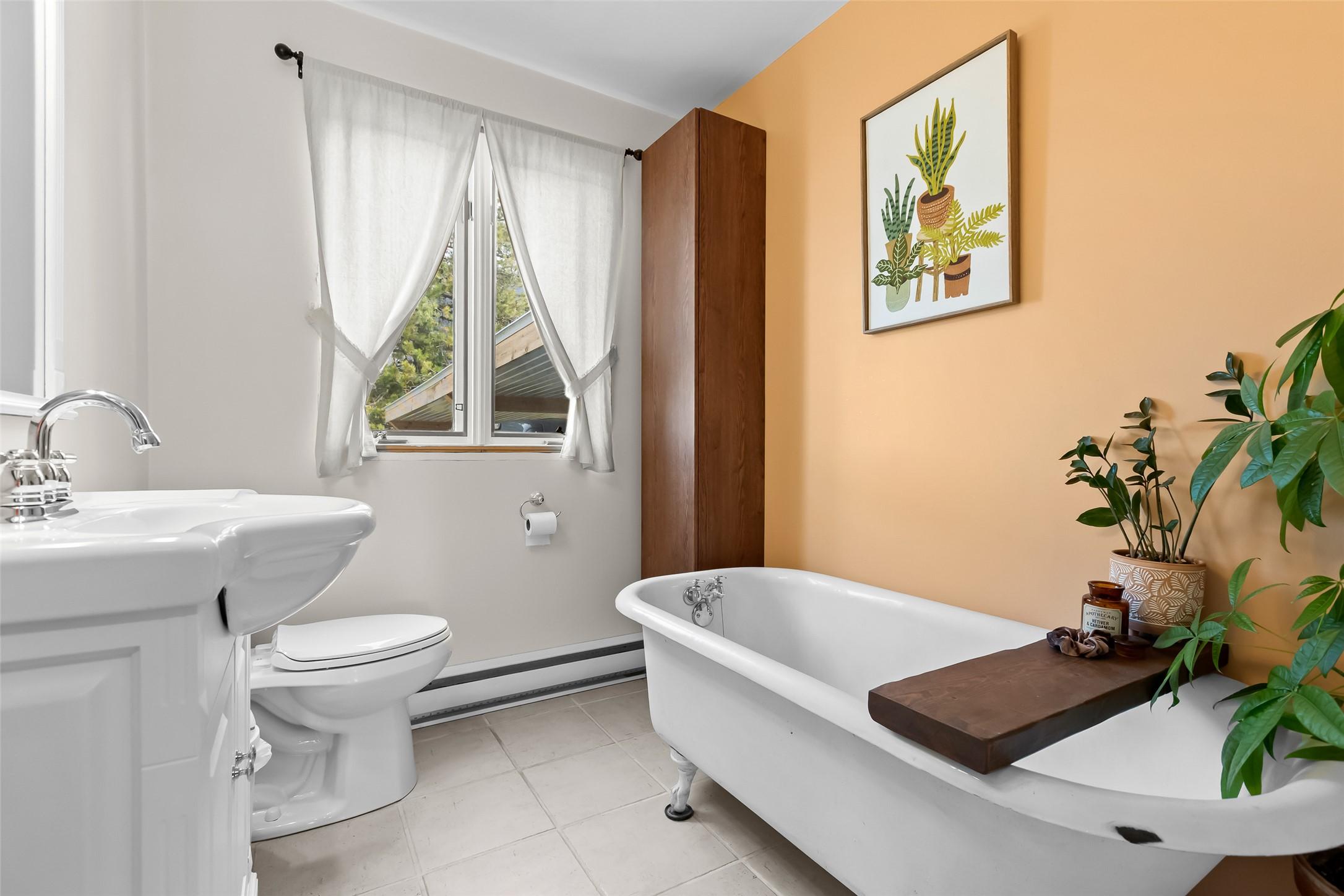3955 46Th Street, Creston, BC - Indoor Photo Showing Bathroom