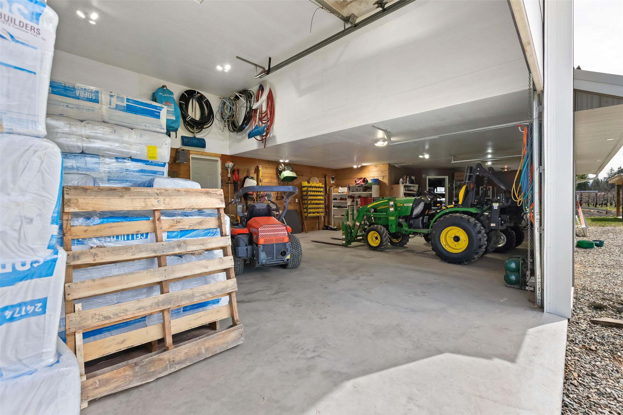 3955 46Th Street, Creston, BC - Indoor Photo Showing Garage