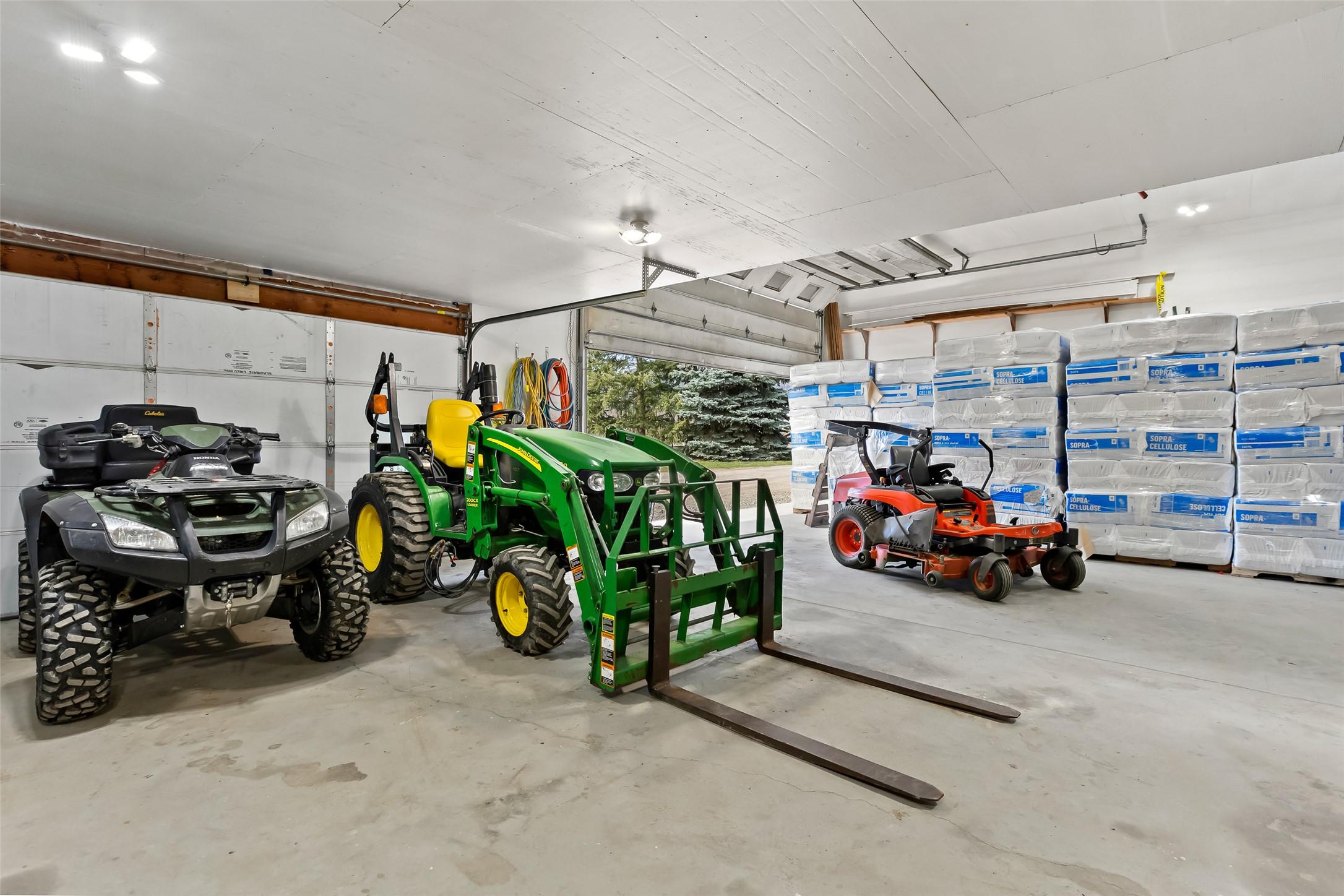 3955 46Th Street, Creston, BC - Indoor Photo Showing Garage