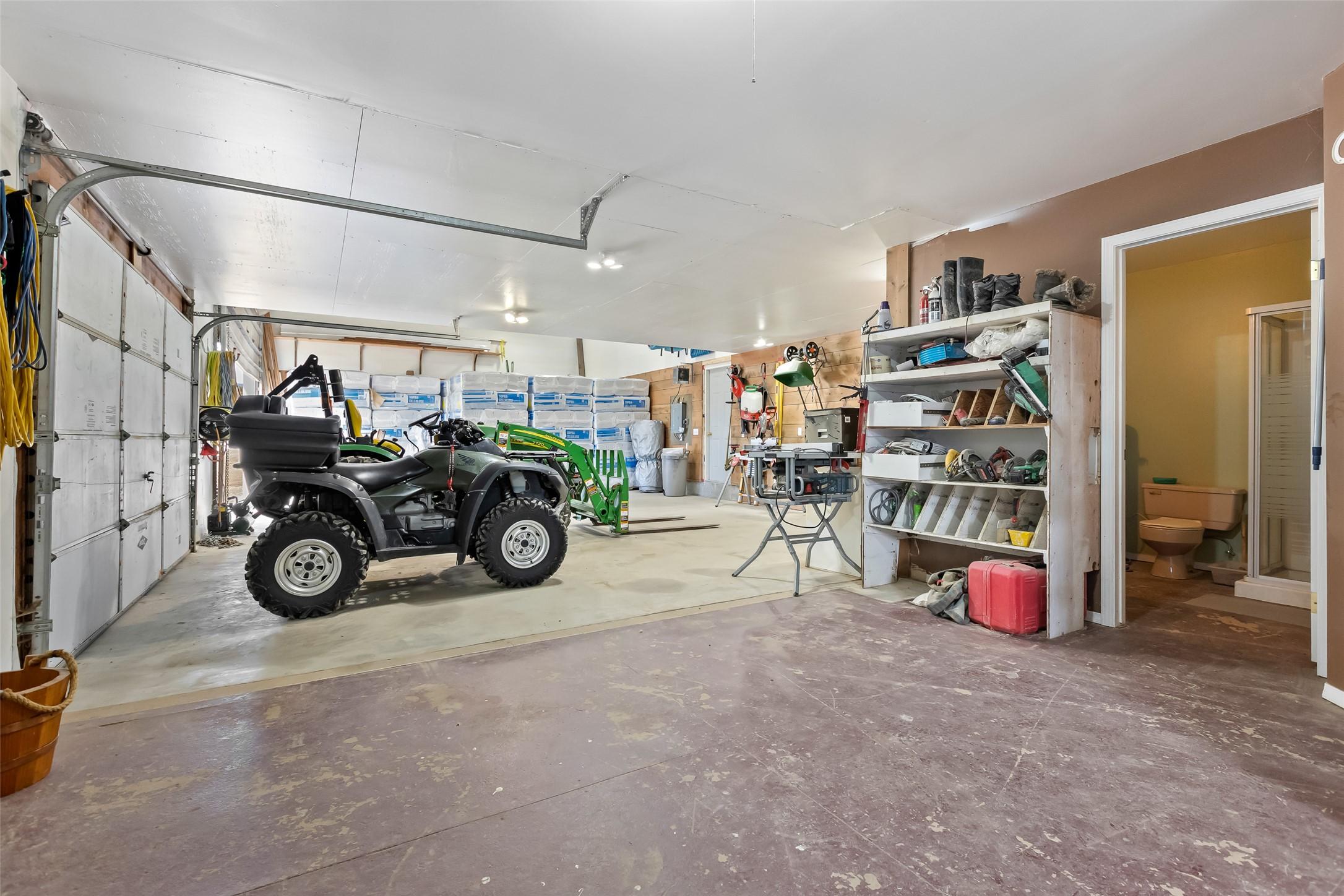 3955 46Th Street, Creston, BC - Indoor Photo Showing Garage