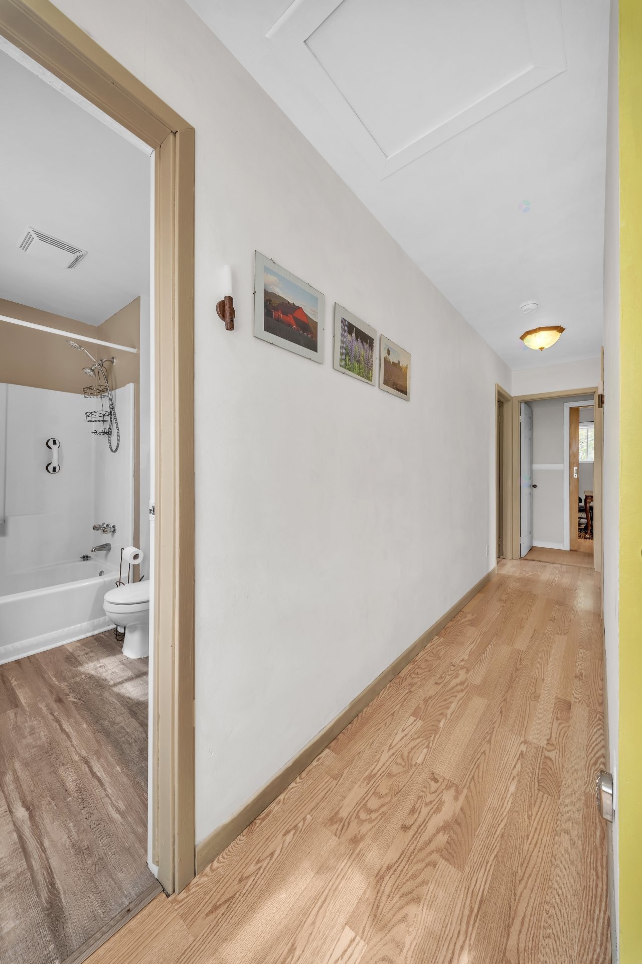Mud Room - 97 Rue Principale N., Sutton, QC - Indoor