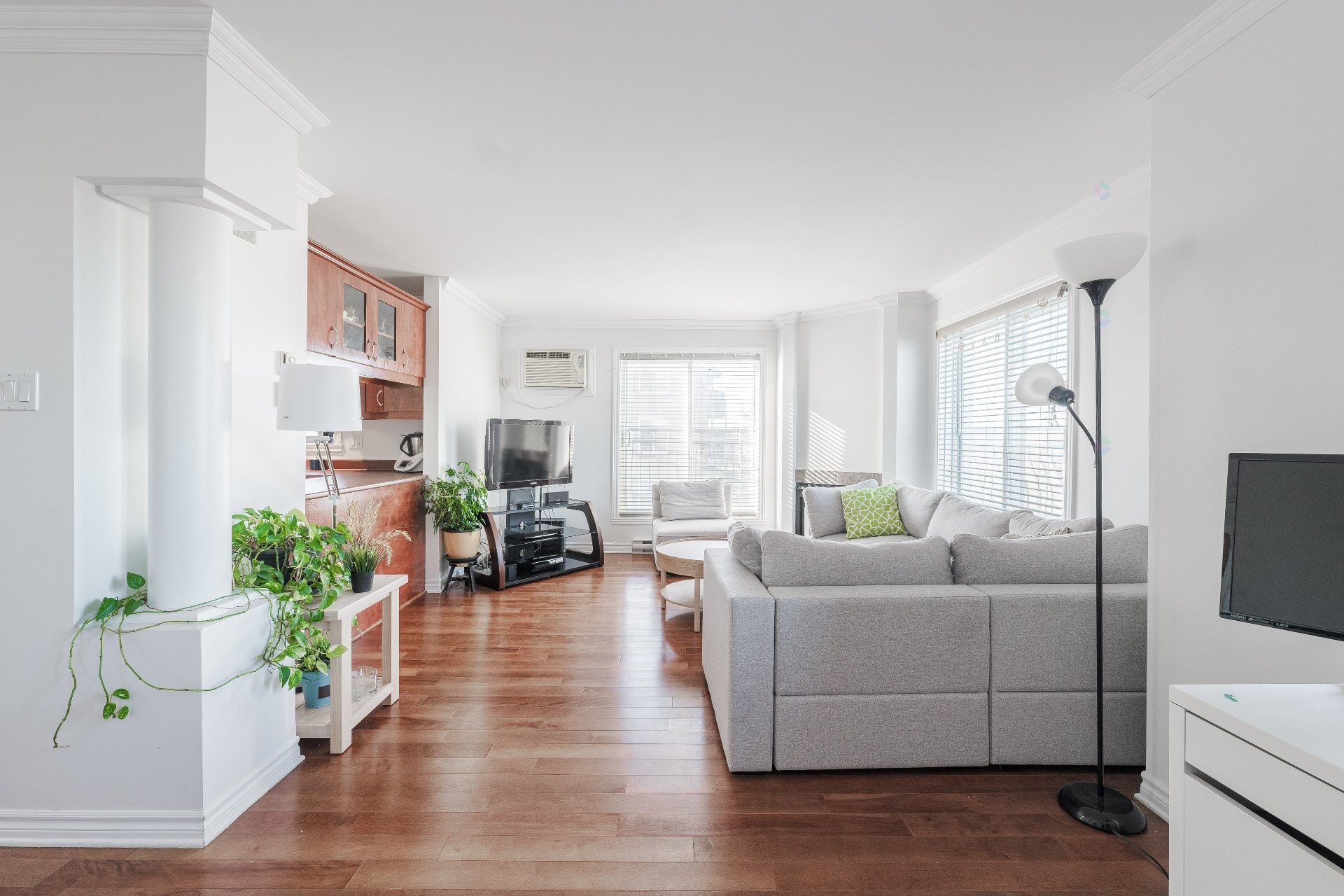 Living Room - 302-6535 Boul. Chevrier, Brossard, QC - Indoor Photo Showing Living Room