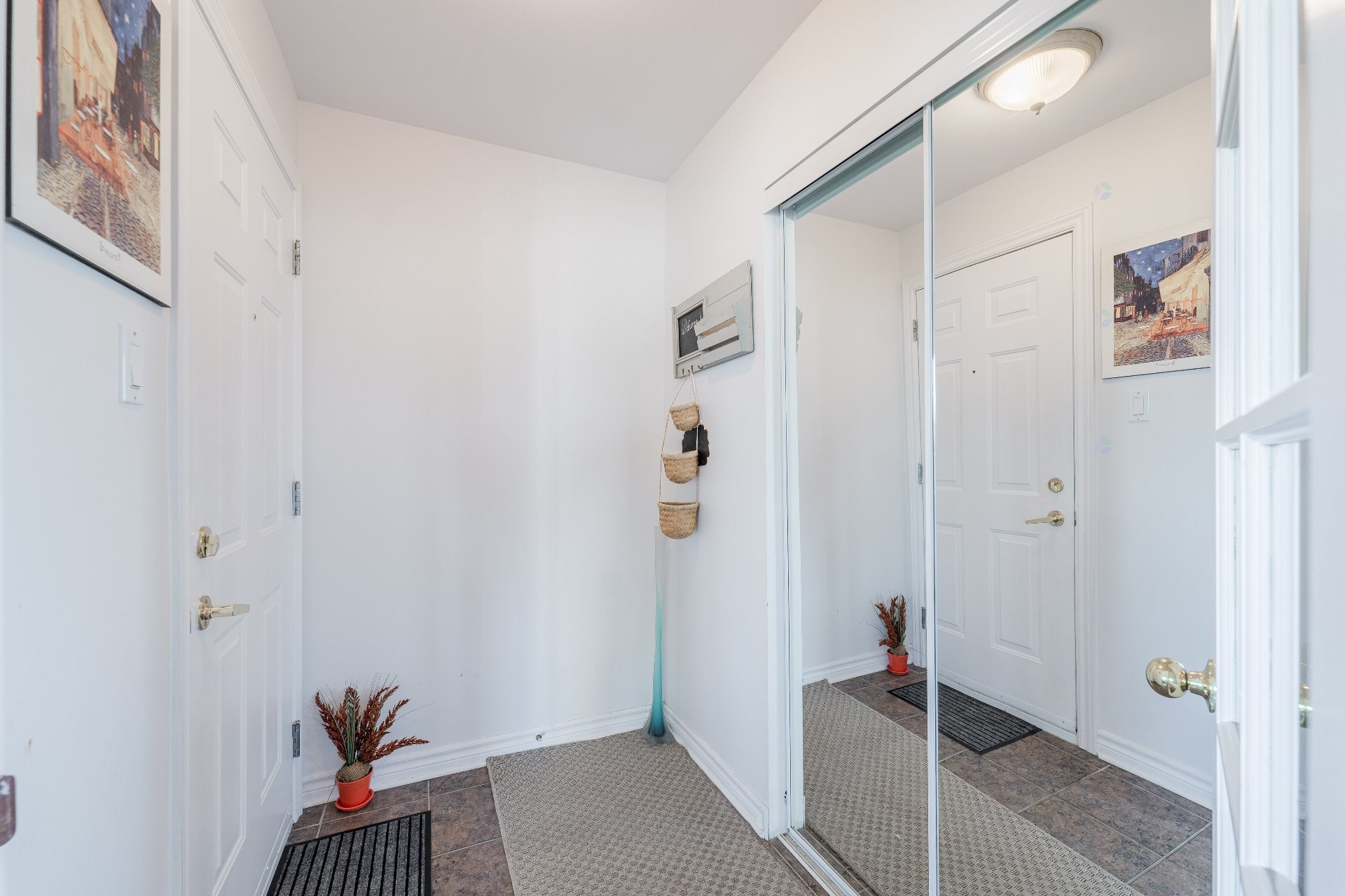 Mud Room - 302-6535 Boul. Chevrier, Brossard, QC - Indoor Photo Showing Other Room