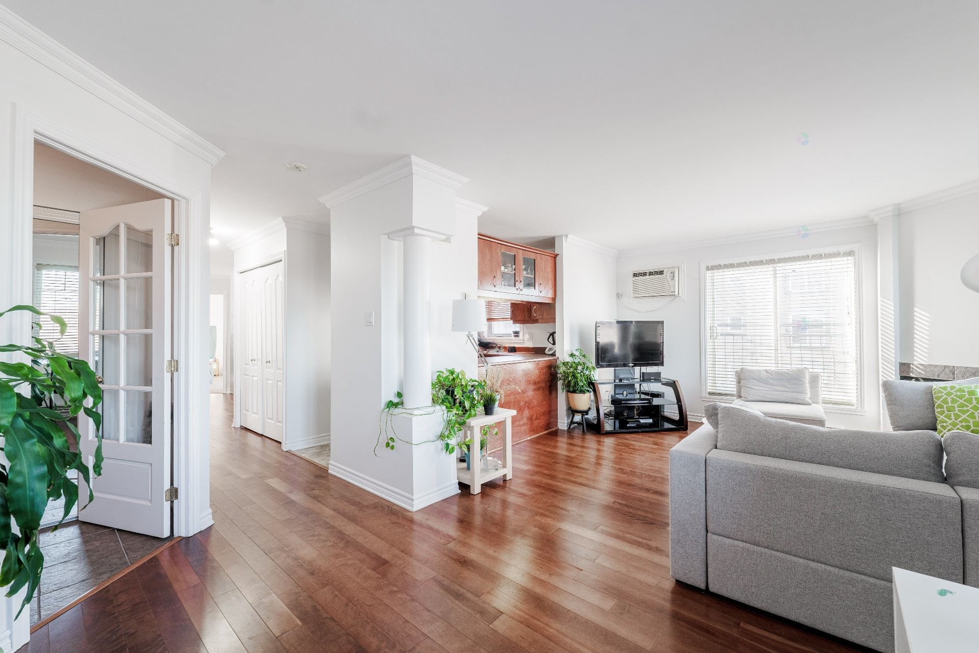 Living Room - 302-6535 Boul. Chevrier, Brossard, QC - Indoor Photo Showing Living Room