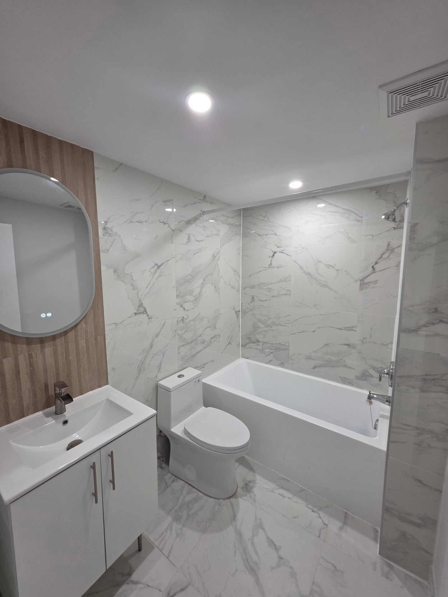 Bathroom - 9-550 Rue Varennes, Longueuil (Le Vieux-Longueuil), QC - Indoor Photo Showing Bathroom