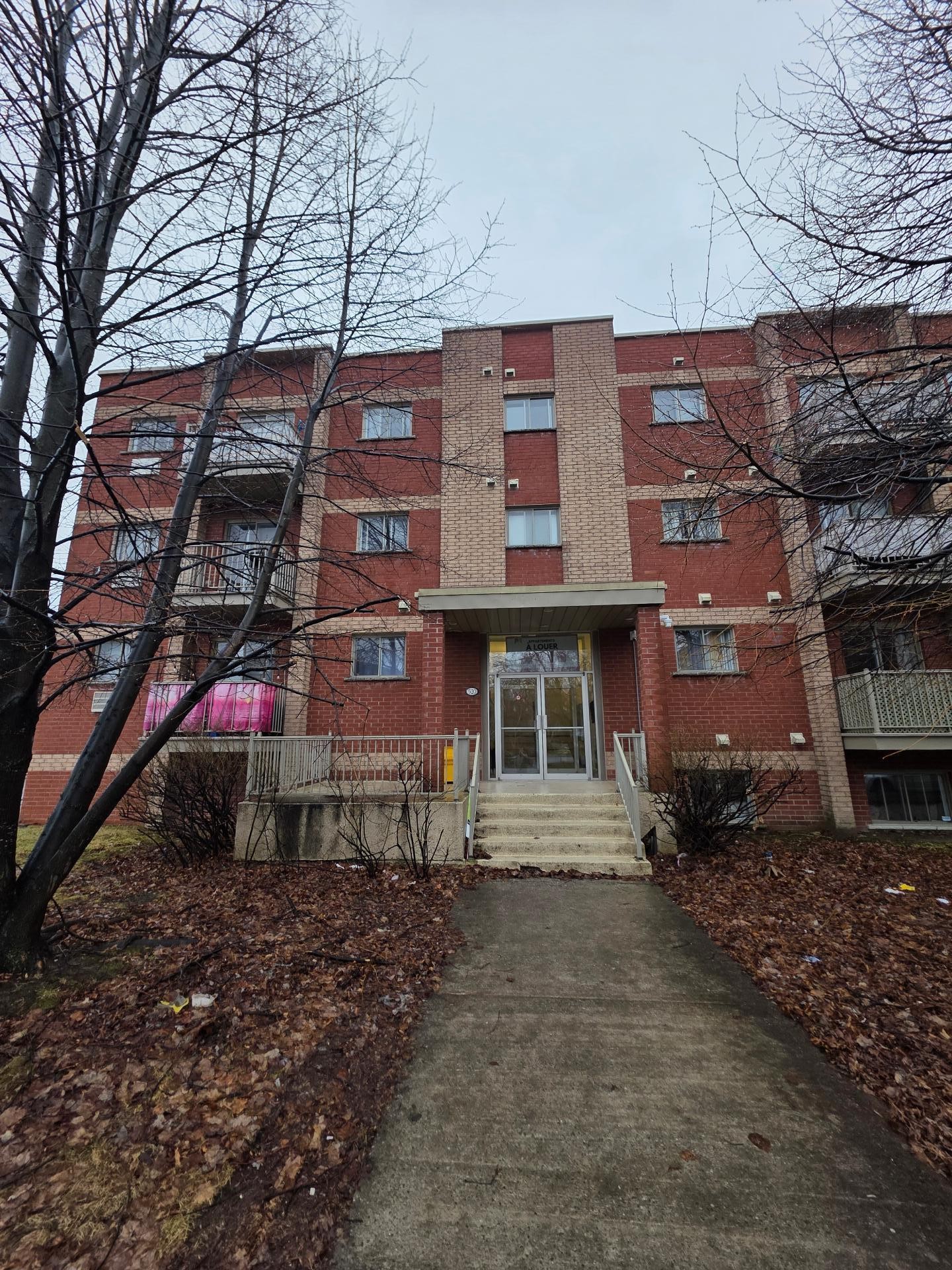 Front of Structure - 104-520 Rue Varennes, Longueuil (Le Vieux-Longueuil), QC - Outdoor