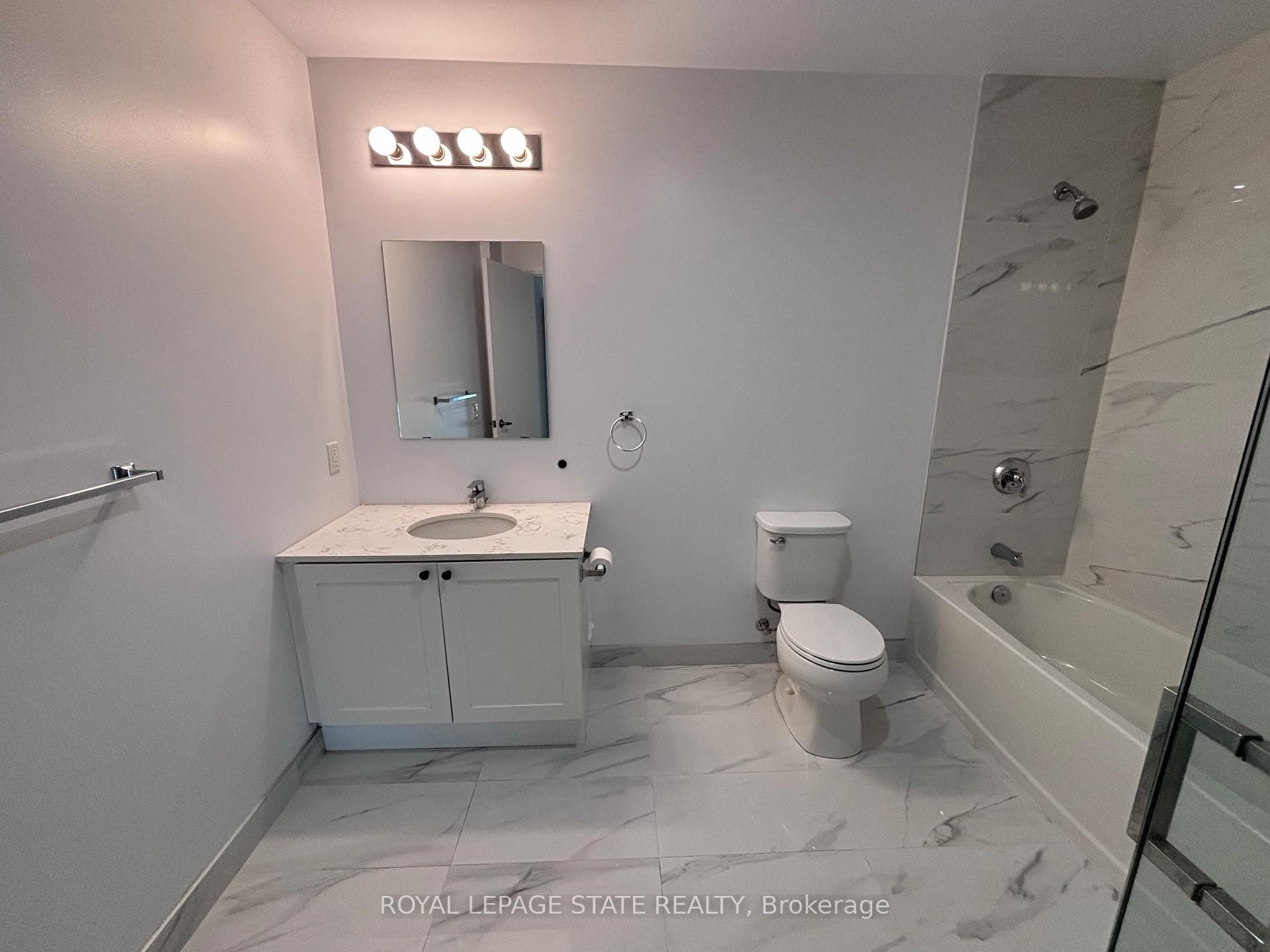 803-7711 Green Vista Gate, Niagara Falls, ON - Indoor Photo Showing Bathroom