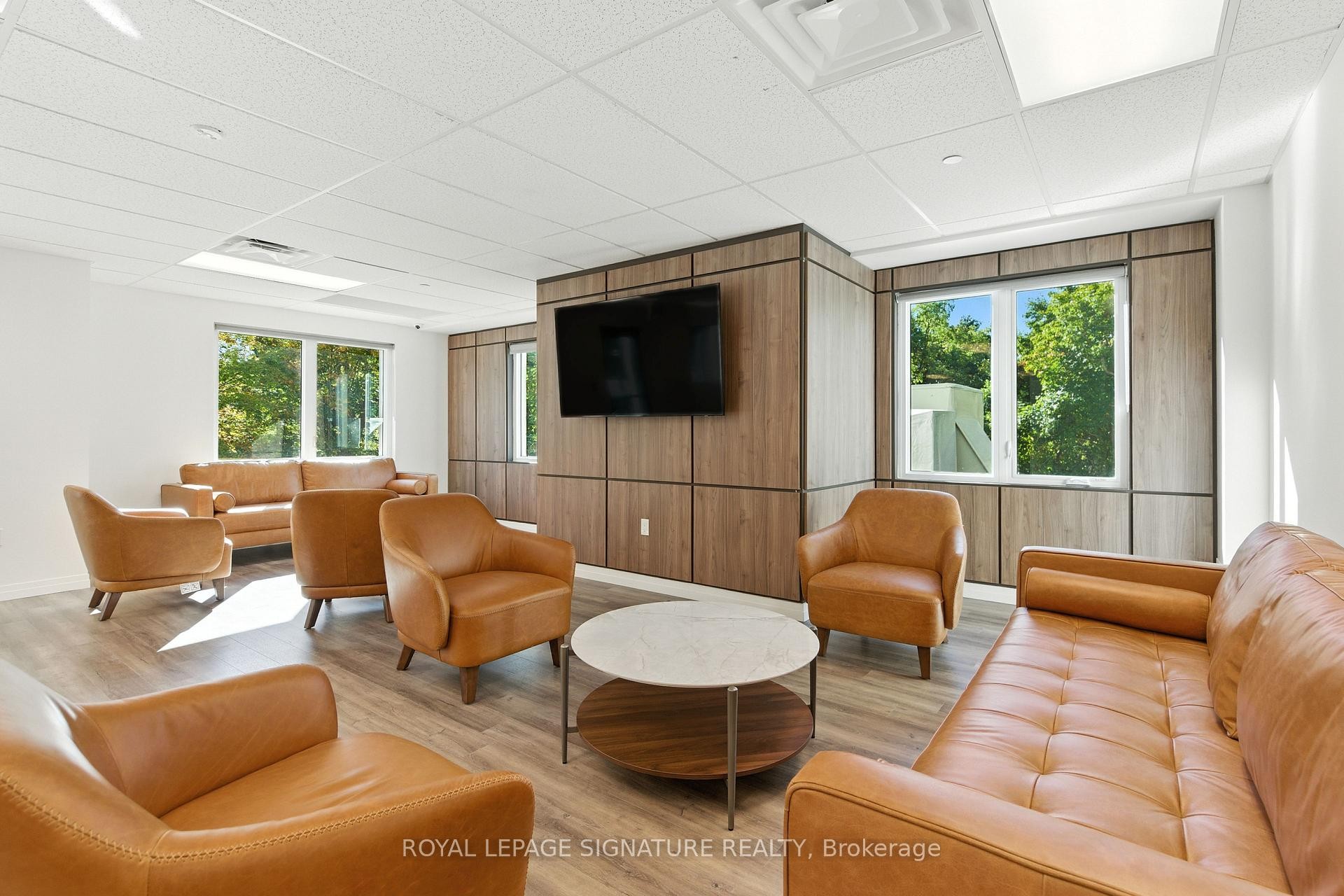 Model-98 Moore Street, St. Thomas, ON - Indoor Photo Showing Living Room