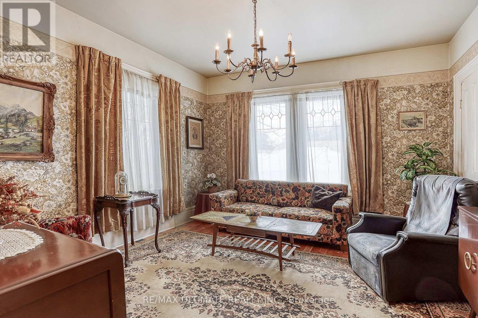 456 Manse Road, Toronto, ON - Indoor Photo Showing Living Room