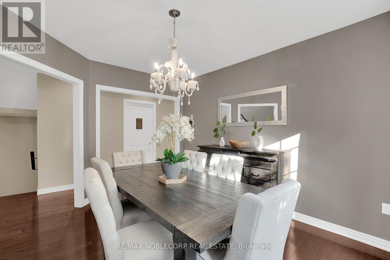 25 Aztec Court, Richmond Hill, ON - Indoor Photo Showing Dining Room
