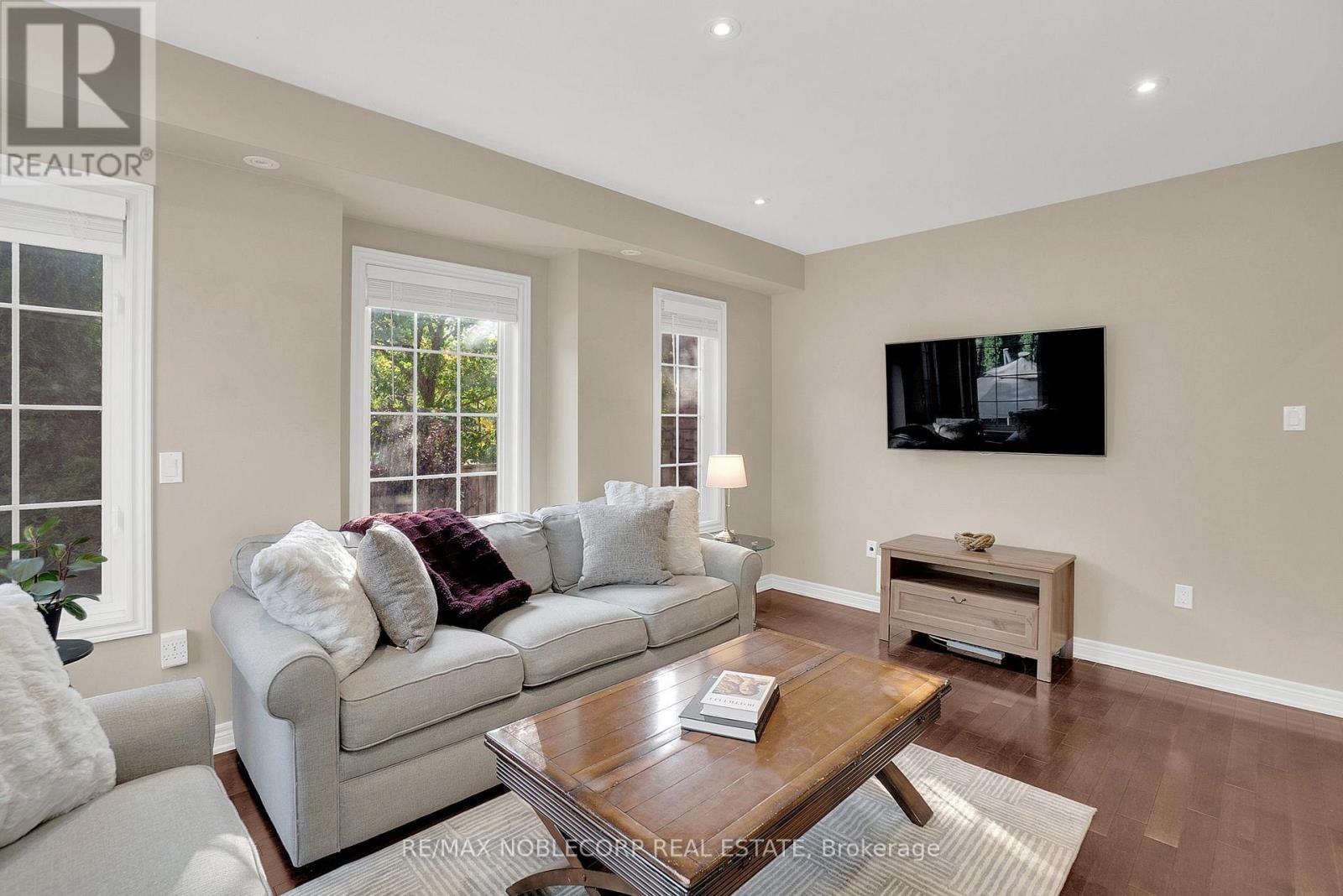 25 Aztec Court, Richmond Hill, ON - Indoor Photo Showing Living Room